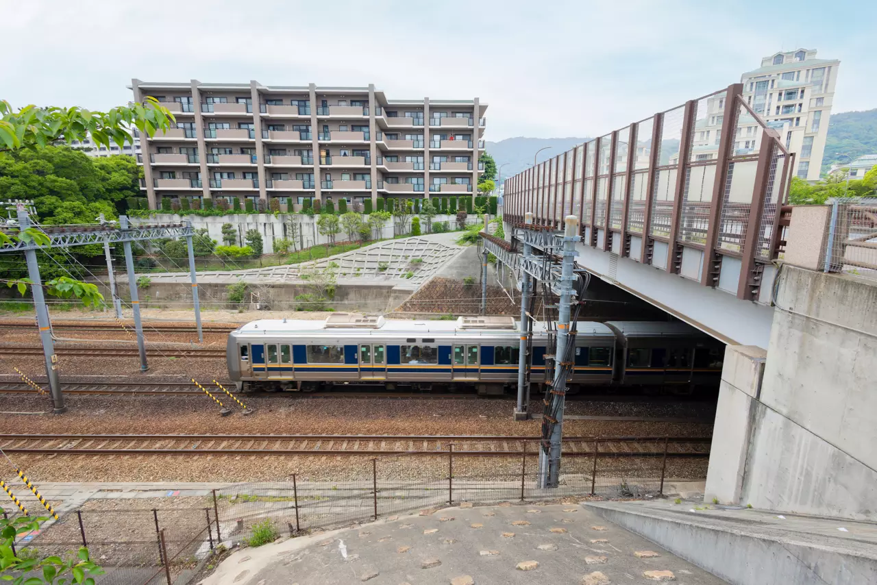 住吉川橋をくぐる現在のJR神戸線。右側にある橋には画面奥から手前に住吉川が流れている。