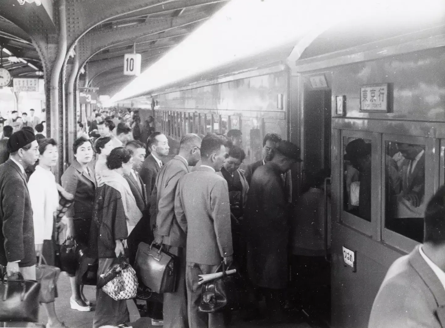 三代目大阪駅で停車中の特急「つばめ」_1956年頃